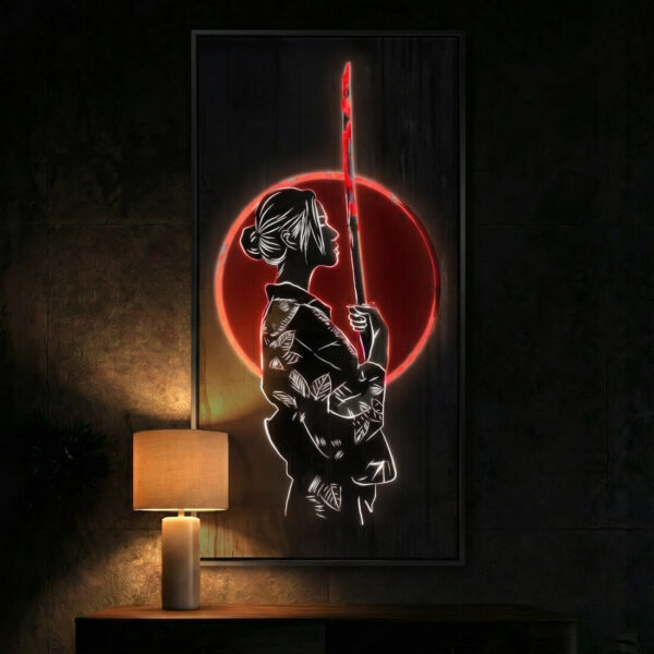 Sharper Than Katana bei Nacht beleuchtet