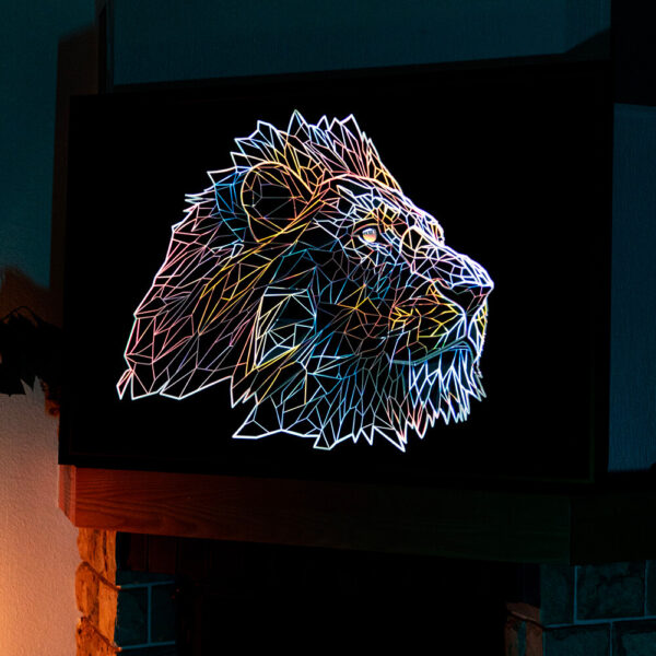 Geometric Lion bei Nacht beleuchtet