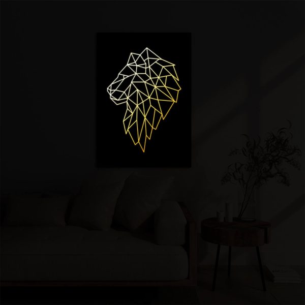 Wild Lion bei Nacht beleuchtet