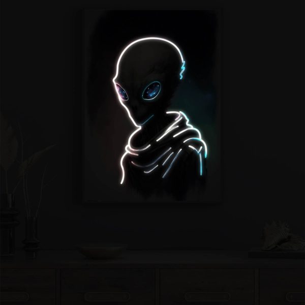 Outer Space Alien bei Nacht beleuchtet